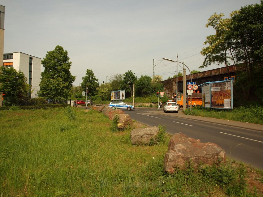 LKW riss Oberleitung ab Koeln Deutz Am Schnellert Siegburgerstr P155.JPG